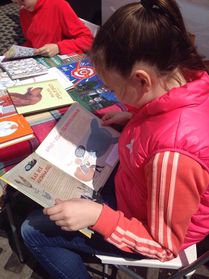 «Вкусное чтение» в гостях у книжного автобуса